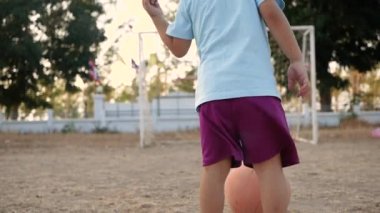 Mutlu Asyalı aile bir yaz parkında futbol oynarken eğleniyor. Mutlu aile ve çocukluk kavramı.