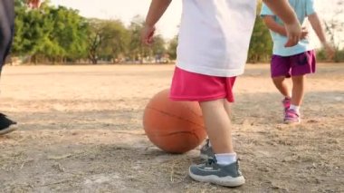 Mutlu Asyalı aile bir yaz parkında futbol oynarken eğleniyor. Mutlu aile ve çocukluk kavramı.