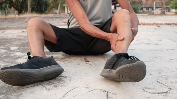 Ein Asiatischer Senior Dehnt Sich Vor Dem Joggen Park Für — Stockvideo