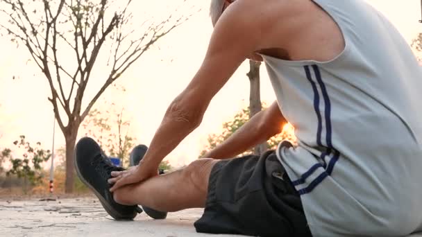 Aziatische Senior Man Stretching Voordat Joggen Het Park Voor Een — Stockvideo