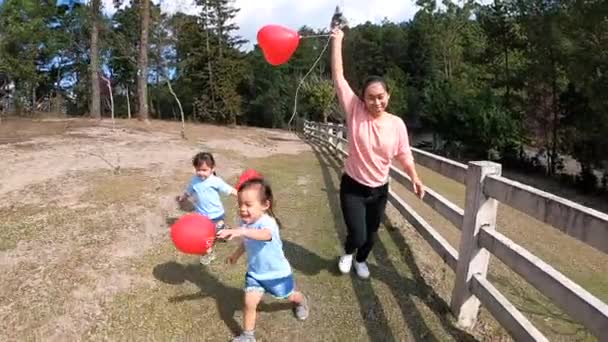 Asijské Rodiny Baví Běh Držení Srdce Tvaru Červeného Balónu Jarní — Stock video