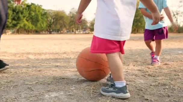 Feliz Familia Asiática Divirtiéndose Jugando Fútbol Juntos Parque Verano Concepto — Vídeos de Stock