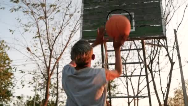 亚洲老年人夏天在操场上打篮球 健康生活方式和保健概念 — 图库视频影像