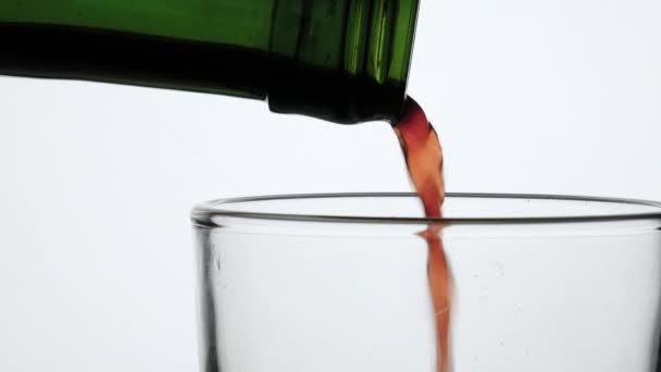 Nahaufnahme Des Einfüllens Von Fruchtsaft Aus Grünen Flaschen Glas Isoliert — Stockvideo