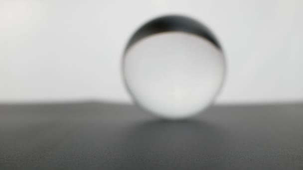 Boule Cristal Verre Transparent Rouler Sur Fond Dégradé Gris — Video