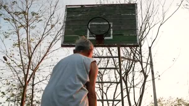 アジアの高齢者は夏の日に遊び場でバスケットボールをしています 健康的なライフスタイルとヘルスケアのコンセプト — ストック動画
