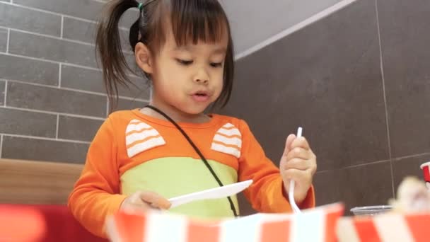 Asiática Niña Disfrutando Con Comer Pollo Frito Tienda Servicios Kfc — Vídeos de Stock