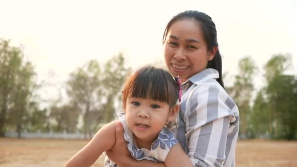 快乐的亚洲母亲和小女儿一起在夏季公园玩耍 幸福家庭和童年的概念 — 图库视频影像