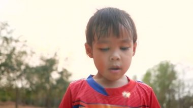 Dışarıda karahindiba çiçeği üfleyen sevimli kız çocuğu. Mutlu çocukluk kavramı.