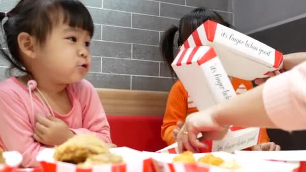 Asiática Hermanos Niñas Disfrutando Con Comer Pollo Frito Papas Fritas — Vídeos de Stock