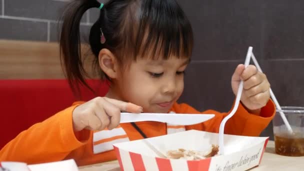 Ázsiai Testvér Kislányok Élvezi Evés Sült Csirke Sült Krumpli Nektár — Stock videók
