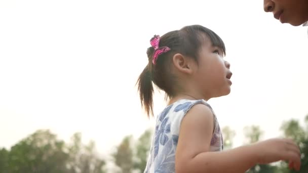 動揺したアジアの小さな子供の娘は怪我を感じ 和解しようとしている彼女の母親と話すことを避けます 家庭紛争の概念 — ストック動画