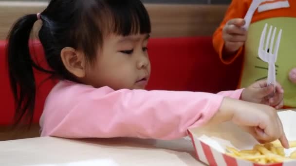 Ázsiai Testvér Kislányok Élvezi Evés Sült Csirke Sült Krumpli Nektár — Stock videók
