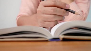 Kütüphanede kitap okurken kadının eline bir çizgi çekip kısa bir özet yazıyorsun..