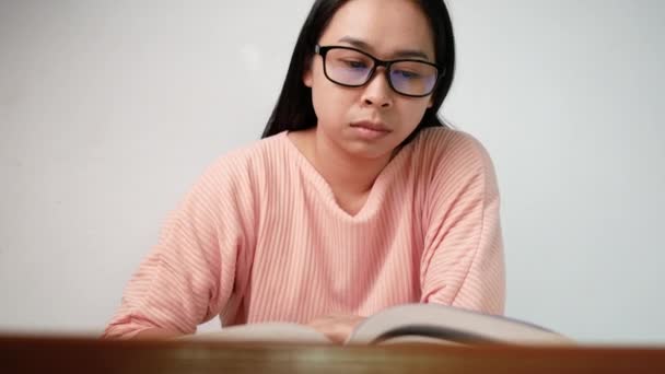 Mujer Joven Que Gira Las Páginas Libro Mueve Los Dedos — Vídeo de stock