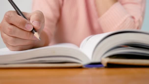 Close Van Hand Van Vrouw Tekening Een Lijn Het Schrijven — Stockvideo