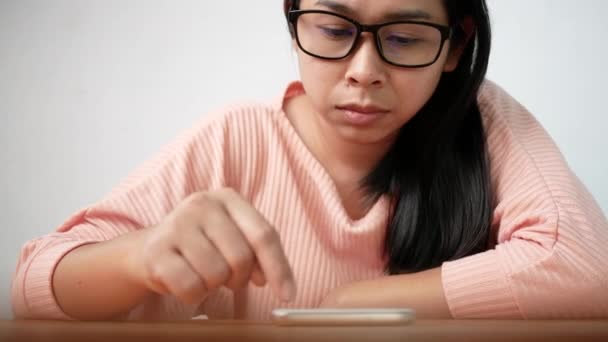Primer Plano Mujer Joven Asiática Usando Teléfono Inteligente Sentado Sala — Vídeos de Stock