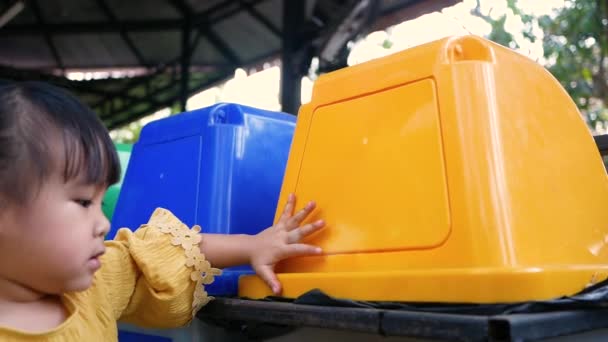 Чарівна Маленька Дівчинка Кидає Чашку Пластикового Напою Рециркуляційному Баночку Кафе — стокове відео