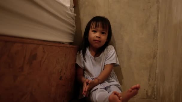Yatak Odasında Ailesiyle Saklambaç Oynayan Tatlı Bir Kız Çocuğu Mutlu — Stok video