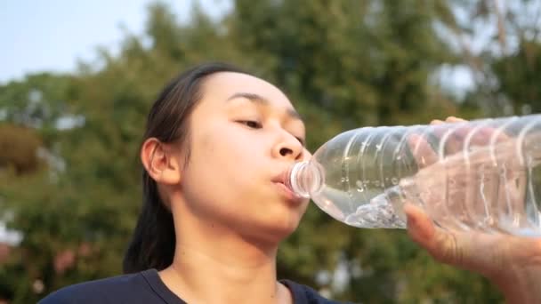 Asiatisk Ung Kvinna Dricker Vatten Från Plastflaskor Efter Joggning Parken — Stockvideo