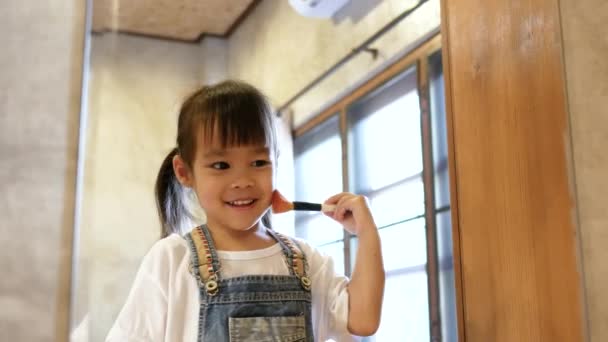 Linda Niña Haciendo Maquillaje Divirtiéndose Espejo Habitación — Vídeo de stock