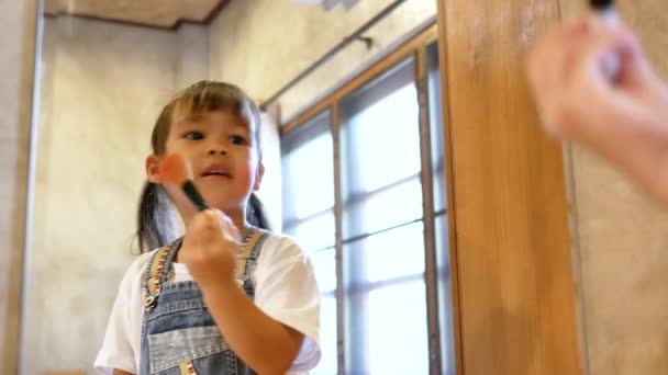 Söt Liten Barn Flicka Gör Smink Och Kul Spegel Rummet — Stockvideo