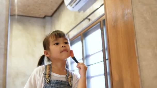 Linda Niña Haciendo Maquillaje Divirtiéndose Espejo Habitación — Vídeos de Stock