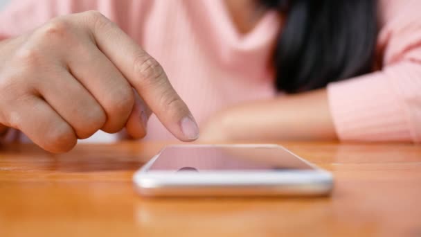 Primer Plano Mujer Joven Asiática Usando Teléfono Inteligente Sentado Sala — Vídeo de stock