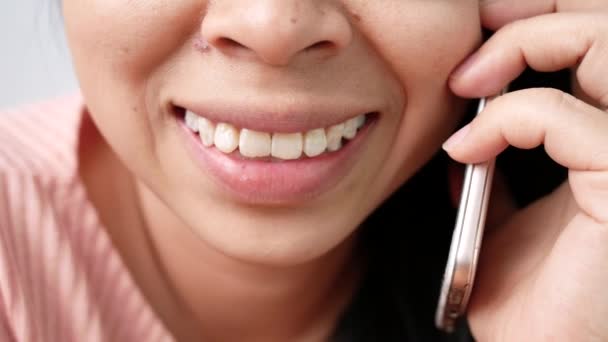 Primer Plano Retrato Labios Femeninos Sin Maquillaje Usar Gafas Que — Vídeo de stock