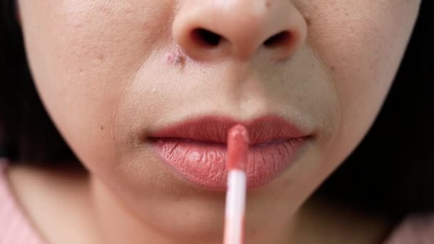 Mujer Joven Haciendo Maquillaje Divertirse Aplicando Lápiz Labial Espejo Habitación — Vídeo de stock