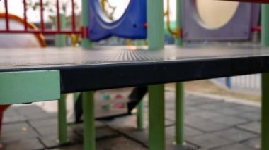 Gün batımında açık hava parkında çocuk parkı etkinlikleri.