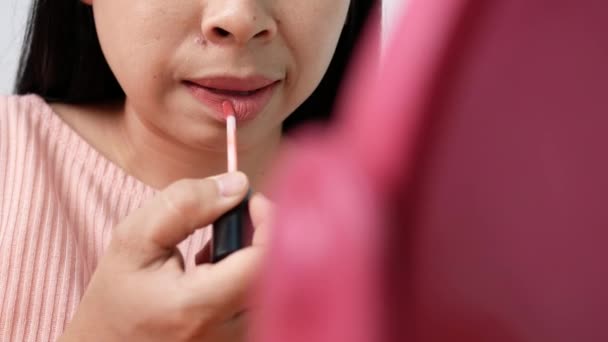 Ung Kvinna Gör Makeup Och Har Kul Att Applicera Läppstift — Stockvideo