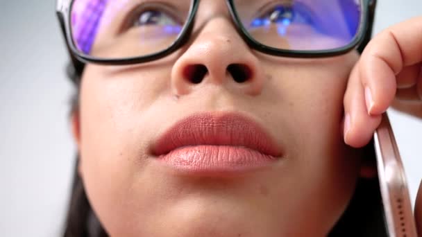 Zamknij Portret Kobiecych Warg Bez Makijażu Nosić Okulary Mówiąc Gniewnie — Wideo stockowe