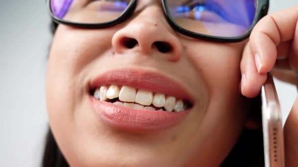 Luk Portræt Kvindelige Læber Uden Makeup Bære Briller Taler Glædeligt – Stock-video