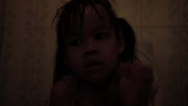 Sevimli Küçük Kız Umumi Parktaki Banyoda Kırık Floresan Lambasıyla Klozetin — Stok video