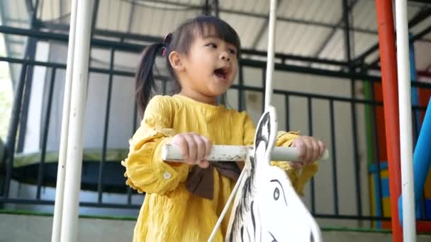 Sevimli Küçük Kız Annesiyle Oyun Parkında Oynarken Eğleniyor Mutlu Aile — Stok video