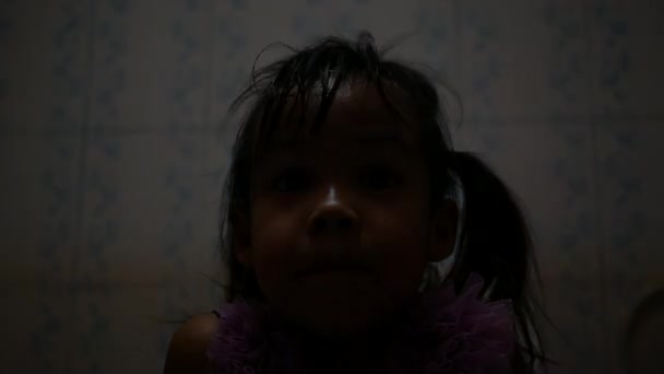 Милая Маленькая Девочка Боится Сидя Унитазе Сломанным Мерцающим Флуоресцентным Светом — стоковое видео