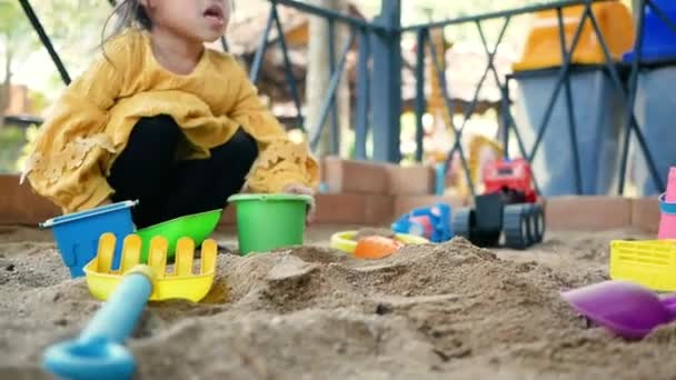 Bonne Petite Fille Enfant Amusant Jouer Avec Des Jouets Plastique — Video