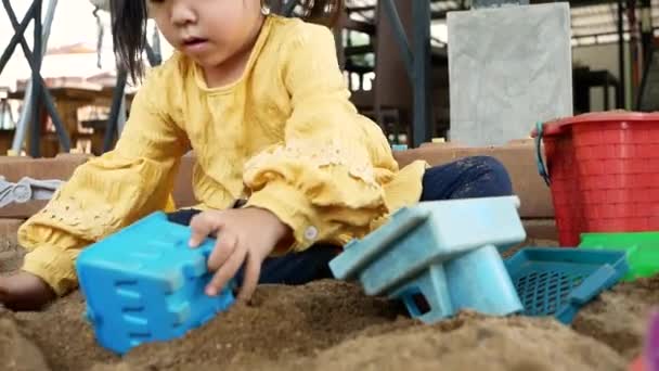 Gelukkig Klein Kind Meisje Hebben Plezier Spelen Met Plastic Speelgoed — Stockvideo