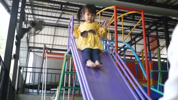 Asiatico Giovane Madre Figlia Divertirsi Giocare Insieme Nel Parco Giochi — Video Stock