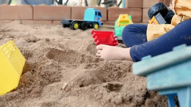 Niña Feliz Divirtiéndose Jugando Con Juguetes Plásticos Sentados Caja Arena — Vídeos de Stock