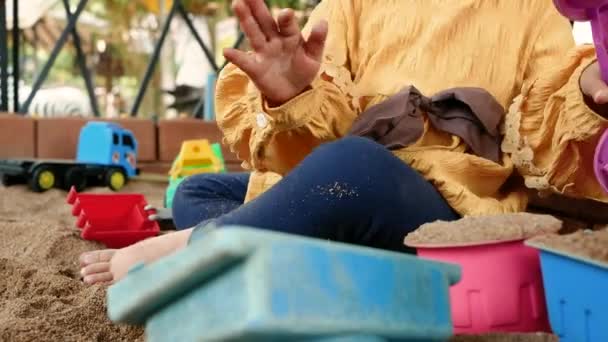 Niña Feliz Divirtiéndose Jugando Con Juguetes Plásticos Sentados Caja Arena — Vídeo de stock