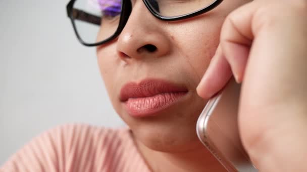 Makyajsız Kadın Dudaklarının Portresini Kapat Cep Telefonuyla Konuşurken Gözlük Tak — Stok video