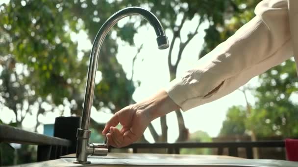 Mujer Lavándose Las Manos Con Jabón Bajo Agua Corriente Fregadero — Vídeo de stock