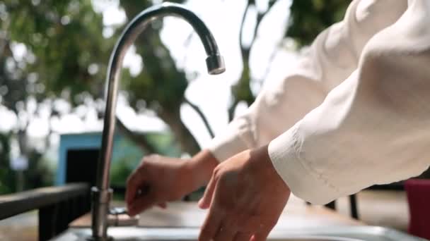 Wanita Mencuci Tangan Dengan Sabun Bawah Air Yang Mengalir Wastafel — Stok Video