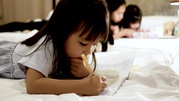 Linda Niña Haciendo Tarea Cama Casa — Vídeos de Stock