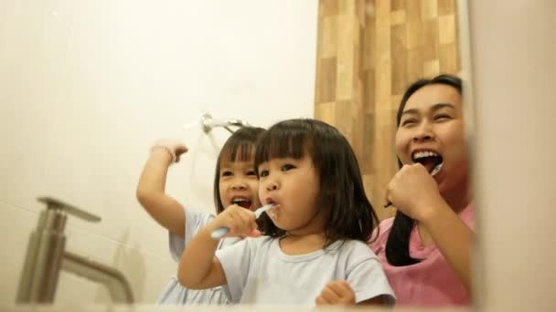 Glückliche Mutter Und Töchter Beim Gemeinsamen Zähneputzen Badezimmer Mundhygienekonzept — Stockvideo
