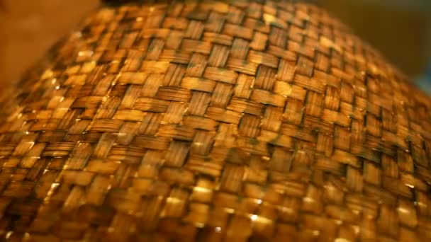 Close Textura Lâmpada Artesanal Feita Madeira Tecida Folha Bambu — Vídeo de Stock