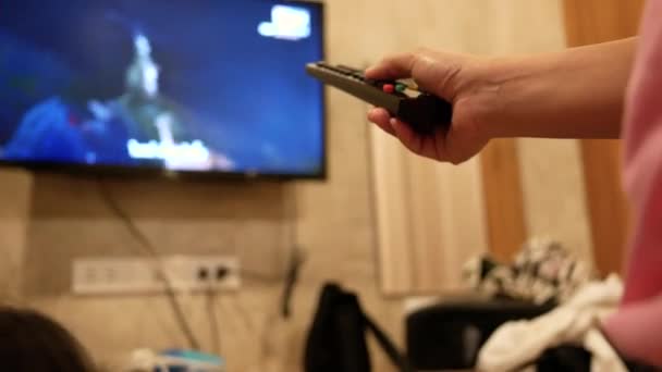 Sesi Ayarlamak Televizyon Kanalını Değiştirmek Için Elinde Uzaktan Kumandayla Odada — Stok video
