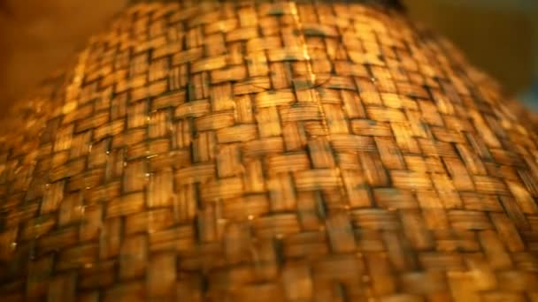 Close Textura Lâmpada Artesanal Feita Madeira Tecida Folha Bambu — Vídeo de Stock